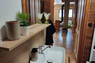 Kúpeľňa so sprchovacím kútom a toaletou, Chata Tajomné Karpaty, Vladiča
