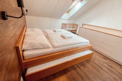 Family + mezonet 32 - spálňa s manželskou posteľou a výsuvným lôžkom, Villa Erdődy Resort, Oravská Lesná