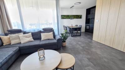 Obývačka prepojená s kuchyňou s jedálenským sedením, Hillshome | 84m2 moderný byt s terasou aj saunou, Liptovský Mikuláš