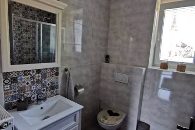 Kúpeľňa s toaletou a sprchovacím kútom, Chalupa Liptovka, Liptovský Mikuláš