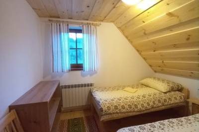 Spálňa s manželskou a 1-lôžkovou posteľou, Chata pod lesom, Veľká Franková