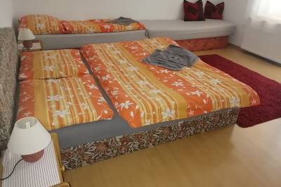 Spálňa s manželskou posteľou a dvomi oddelenými lôžkami, Chalupa pod Roháčmi, Habovka