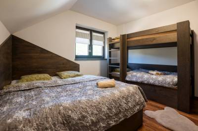 Spálňa s manželskou a poschodovou posteľou, Chalupa Toscana, Valča