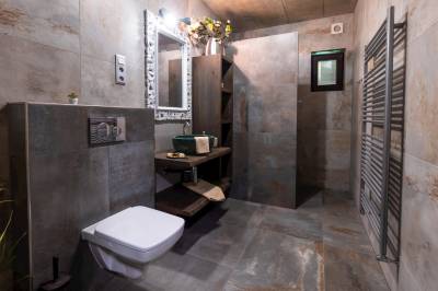 Kúpeľňa so sprchovacím kútom a toaletou, Chalupa Toscana, Valča