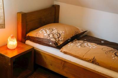 Spálňa s dvomi 1-lôžkovými posteľami, Drevenica Huty, Huty