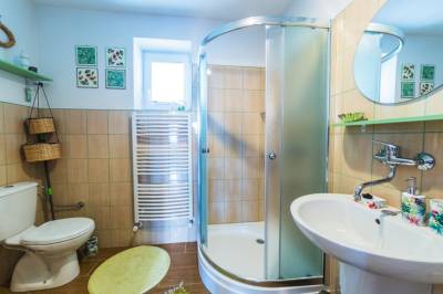 Kúpeľňa so sprchovacím kútom a toaletou, Apartmán u Janky, Liptovská Kokava