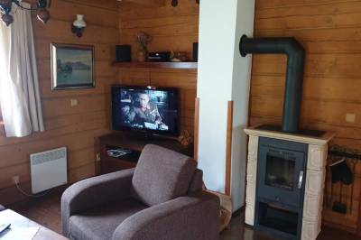 Obývačka s rozkladacím gaučom, LCD TV a kachľami, Zrubová chata Liptovský Ján, Liptovský Ján