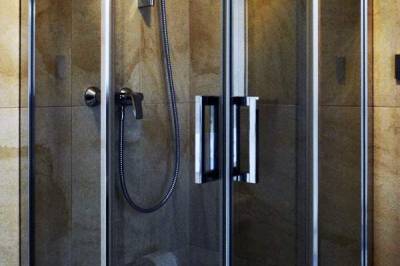 4-lôžkový apartmán – kúpeľňa so sprchovacím kútom a toaletou, Apartmány City AP, Trenčianske Teplice