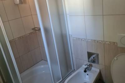 Kúpeľňa so sprchovacím kútom. WC a bidetom, ZRUB FEN.2, Liptovský Ján