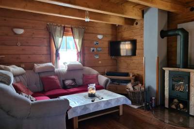 Obývačka s gaučom, TV a kachľami, Zrubová chata Lumia, Liptovský Ján