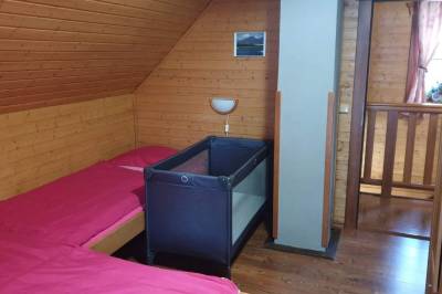 Spálňa s dvomi oddelenými posteľami a detskou postieľkou, Zrubová chata Lumia, Liptovský Ján