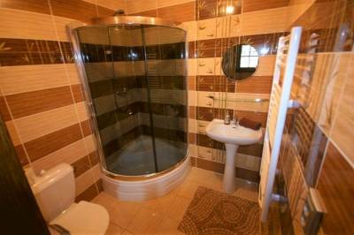 Zbojnícka drevenica 1 - kúpeľňa so sprchovacím kútom a toaletou, Zbojnícke drevenice, Liptovský Mikuláš