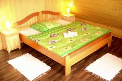 Zbojnícka drevenica 2 - spálňa s manželskou posteľou, Zbojnícke drevenice, Liptovský Mikuláš