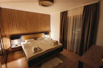 Spálňa s manželskou posteľou a LCD TV, Apartmán Y32 Hillside, Dolný Kubín