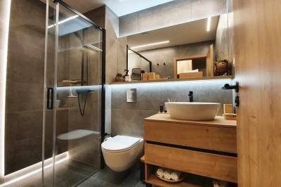 Kúpeľňa so sprchovacím kútom a toaletou, Apartmán Y32 Hillside, Dolný Kubín