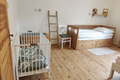 Spálňa s 1-lôžkovou posteľou a detskou postieľkou, Slnečný dom, Liptovské Revúce