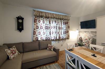 Obývačka s pohovkou a LCD TV, Slnečný dom, Liptovské Revúce