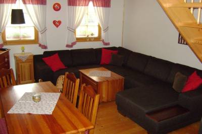 Obývačka s gaučom, TV a jedálenským sedením, Chata Vanesa, Liptovský Ján