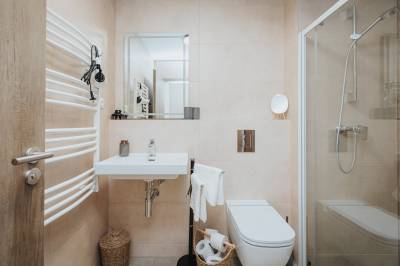 Kúpeľňa so sprchovacím kútom a toaletou, Apartmán X 34, Dolný Kubín