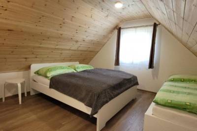 Chata Cesnačik - spálňa s manželskou a 1-lôžkovou posteľou, Vilka Cibuľka a chata Cesnačik, Ižipovce