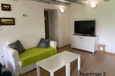 Apartmán č. 2 – obývačka s gaučom a TV, Ubytovanie v súkromí U Mikuláša, Blatnica