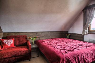 Spálňa s manželskou posteľou a kreslom, Chalupa pod Dlhým grúňom, Drábsko