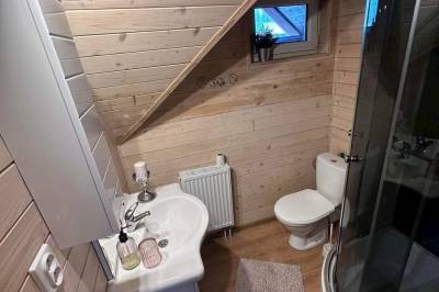Kúpeľňa so sprchovacím kútom a toaletou, Chata Hraničiarka, Oravská Polhora