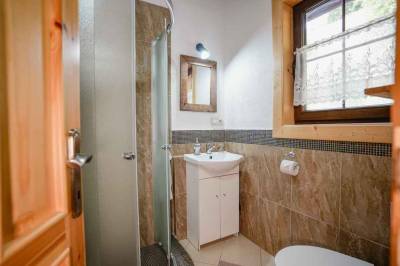 Kúpeľňa so sprchovacím kútom a toaletou, Drevenica u Kováčov, Nižná Boca