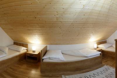 Chata Topovne 2 – spálňa s tromi 1-lôžkovými posteľami, Chaty Topovne, Belá nad Cirochou