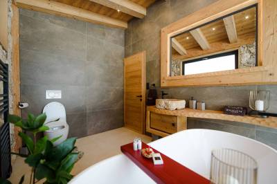 Kúpeľňa s vaňou a toaletou, Chalets Valča - Chalet Bambi, Valča