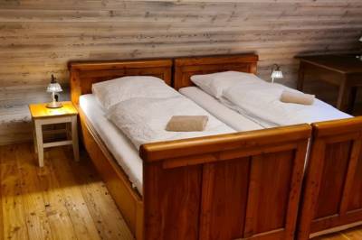 Apartmán č. 3 – spálňa s manželskou posteľou a dvomi 1-lôžkovými posteľami, Chata pod javormi - Magurka, Partizánska Ľupča