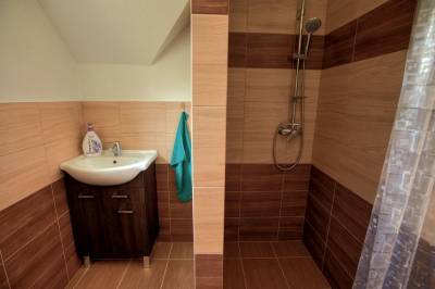 Kúpeľňa so sprchovacím kútom a toaletou na poschodí, Chalupa Zázrivá, Zázrivá