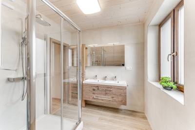 Kúpeľňa so sprchovacím kútom, Villa Isabel, Stará Lesná