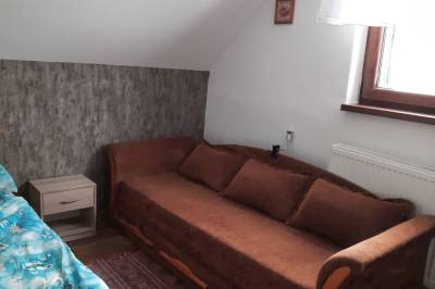 Chata 2 - spálňa s manželskou posteľou a pohovkou, Chata Nikol, Oravská Lesná