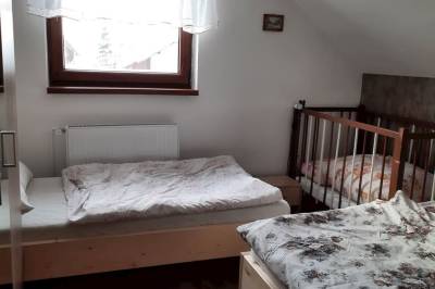 Chata 2 - spálňa s manželskou a 1-lôžkovou posteľou a detskou postieľkou, Chata Nikol, Oravská Lesná
