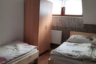 Chata 2 - spálňa s manželskou a 1-lôžkovou posteľou, Chata Nikol, Oravská Lesná
