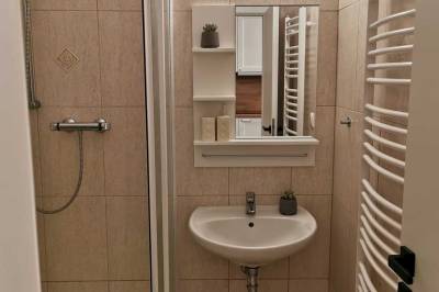 Kúpeľňa so sprchovacím kútom, Apartmán Skalka 38, Kremnica