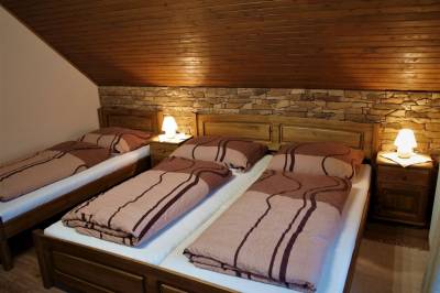 Spálňa s manželskou posteľou, 1-lôžkovou posteľou a balkónom, Chata Lucka, Mýto pod Ďumbierom