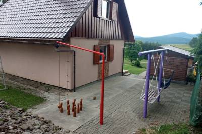 Záhradná hojdačka a hry v exteriéri ubytovania, Chata MaJo 409, Oravská Lesná