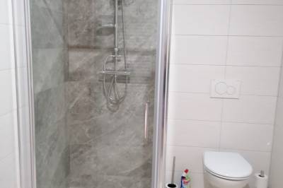 Apartmán č. 1 – kúpeľňa so sprchovacím kútom a toaletou, Apartmány AdriJán, Čierny Balog