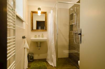 Apartmán na poschodí – kúpeľňa so sprchovacím kútom a toaletou, Ubytovanie pod Homôlkou, Jamník