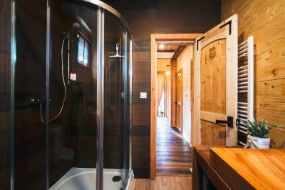Chata Stromodomček - kúpeľňa so sprchovacím kútom, Chata Reľov a Chata Stromodomček, Reľov