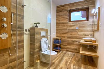 Kúpeľňa so sprchovacím kútom a toaletou, Panorama Home Valča, Valča