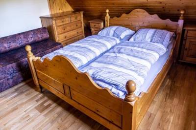 Spálňa s manželskou posteľou a prístelkou, Janiho chata, Ždiar