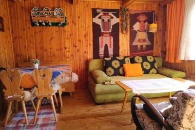 Obývačka s gaučom a jedálenským sedením, Chata Retro, Stará Lesná