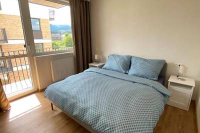 Spálňa s manželskou posteľou a vstupom na balkón, Apartmán s výhľadom na hory, Banská Bystrica