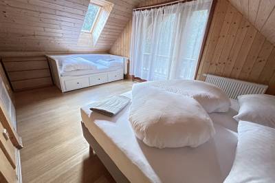 Spálňa s manželskou a 1-lôžkovou posteľou, Chata Marína Kubínska hoľa, Dolný Kubín