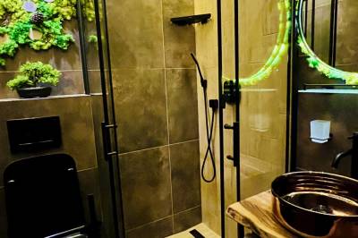 Kúpeľňa so sprchovacím kútom a toaletou, PARADiSE Wellness Residence, Terchová