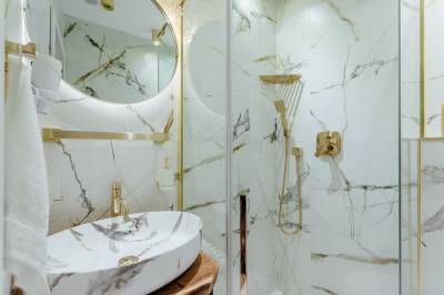 Kúpeľňa so sprchovacím kútom, PARADiSE Wellness Residence, Terchová