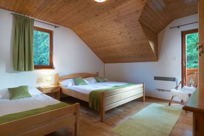 Spálňa s manželskou a 1-lôžkovou posteľou, Chata Korcháň, Raková